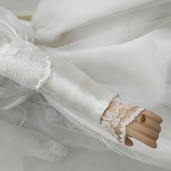 Vintage porcelain doll in wedding gown and veil. Approximately 17". - Picture 9 of 13